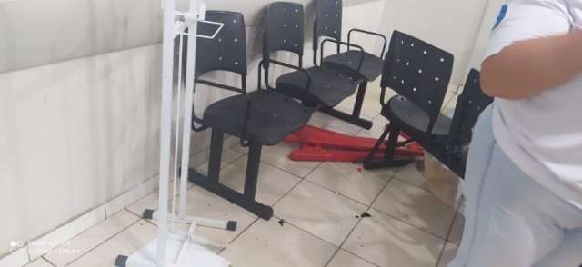 Jovem de 23 anos destr&oacute;i recep&ccedil;&atilde;o de hospital durante surto 