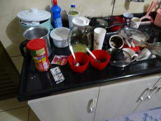 Vasilhas e até jarra com resto de suco ao lado de louças sujas que estavam sobre a pia da cozinha da casa onde tudo aconteceu. (Foto: Divulgação/PC)