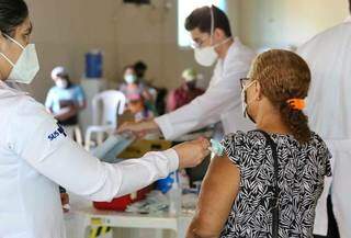Vacina contra covid-19 sendo aplicada em público na Seleta Campo Grande. (Foto: Arquivo/Paulo Francis)