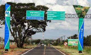 Entrada da cidade de Eldorado, na fronteira com o Paraguai (Foto: Divulgação)