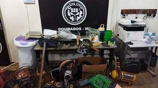 Objetos encontrados na residência usada para venda de drogas. (Foto: Osvaldo Duarte)