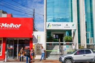 Fachada do prédio da Funtrab, em Campo Grande. (Foto: Henrique Kawaminami) 