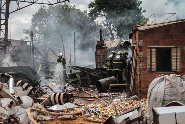Curto-circuito na fia&ccedil;&atilde;o el&eacute;trica causou inc&ecirc;ndio em dep&oacute;sito, aponta per&iacute;cia