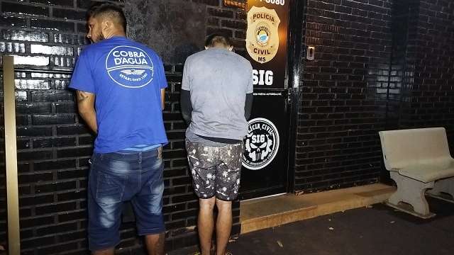 Foragido e traficante s&atilde;o presos com droga e arma em &quot;boca de fumo&quot;