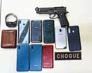 Os aparelhos celulares apreendidos pela Polícia Militar e também o simulacro de pistola. (Foto: Divulgação Batalhão de Choque)