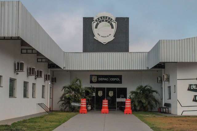 &ldquo;Dono&rdquo; de 4 mandados em aberto, homem &eacute; preso com carro &ldquo;sequestrado&rdquo; e droga 