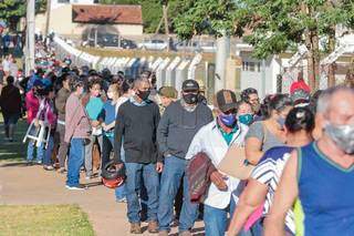 Fila de pessoas aguardando tomar 2ª dose da Coronavac em Campo Grande na semana passada. (Foto: Marcos Maluf/Arquivo)