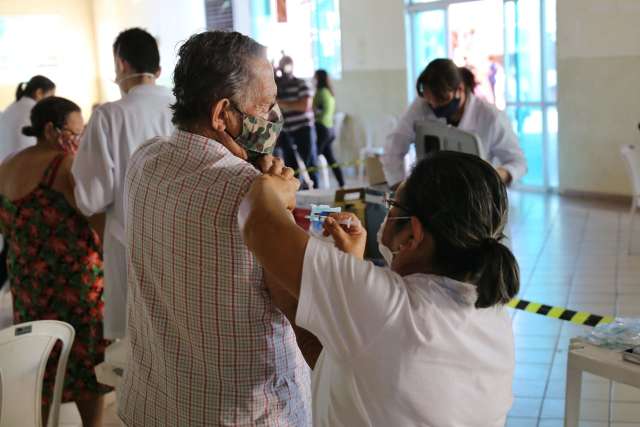 Vacina&ccedil;&atilde;o com a 2&ordf; dose da Coronavac ser&aacute; retomada &agrave;s 13h desta sexta