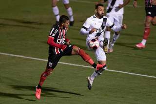  Moisés jogador do Ponte Preta disputa lance com Marlon jogador do Botafogo-SP durante partida no estádio Moises Lucarelli pelo campeonato Paulista 2021. (Foto: Estadão Conteúdo) 