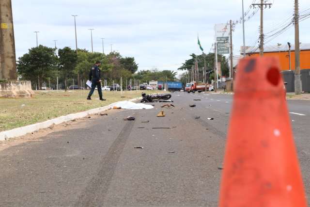 Imagens identificam carro e pol&iacute;cia ca&ccedil;a motorista que matou motociclista