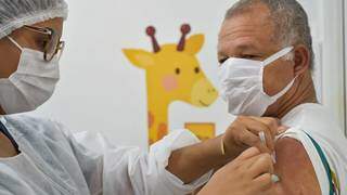 Idoso recebe vacina contra a gripe em unidade de saúde da Capital (Foto: PMCG)