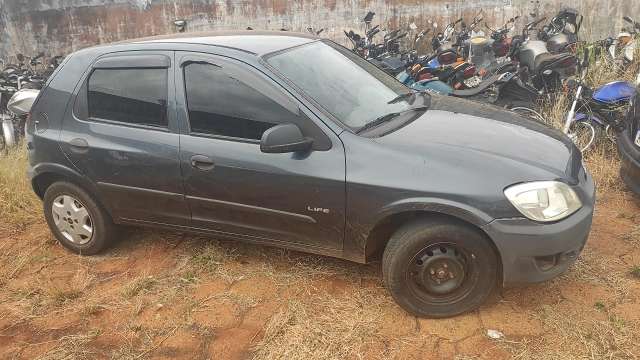 Derf procura mais v&iacute;timas de dupla que usava Celta preto para roubos