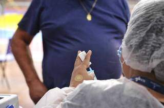 Vacina sendo preparada para aplicação (Foto: Paulo Francis)