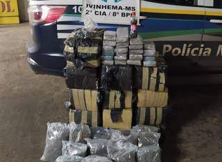 Tabletes de drogas encontrados dentro do veículo capotado. (Foto: Divulgação | PM)