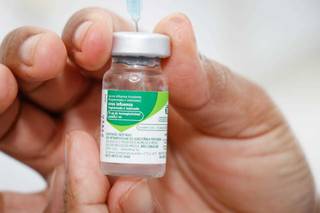 Vacina contra a influeza (gripe) sendo administrada em posto de saúde na Capital (Foto: Henrique Kawaminami)