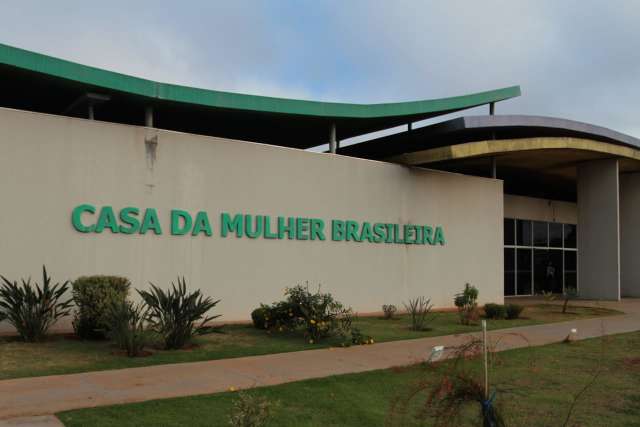 Ao ligar para PM, mulher &eacute; esfaqueada pelo marido na frente dos filhos