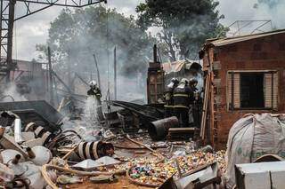 Incêndio destruiu depósito de reciclagem no Jardim Bálsamo (Foto: Marcos Maluf)