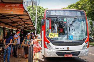 Passageiros entram em ônibus na Avenida Afonso Pena, em Campo Grande (Foto: Henrique Kawaminami/Arquivo)