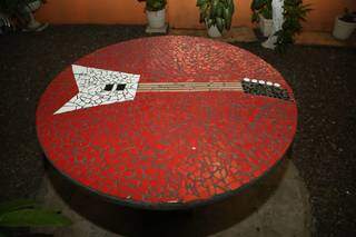 Mesa com mosaisco de guitarra é parte da decoração (Foto: Kísie Ainoã)