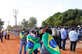 Apoiadores levaram a bandeira do Brasil a evento presidencial. (Foto: Henrique Kawaminami)