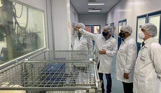 Secretário de Saúde, Geraldo Resende, e o Governador, Reinaldo Azambuja, visitaram fábrica da União Química, responsável pela fabrição da Sputnik V, no Brasil (Foto: Divulgação/Governo do Estado)