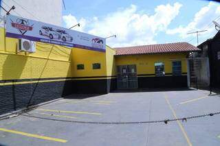 Estacionamento vazio e porta fechada, Autoescola Excelência encerrou atividades em Campo Grande. (Foto: Kísie Ainoã)
