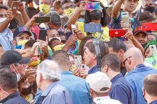 Presidente cercado por seguranças e moradores do assentamento Santa Mônica. (Foto: Henrique Kawaminami)
