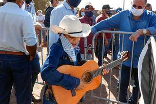 Luiz Antônio levou violão para cantar em homenagem a Bolsonaro. (Foto: Henrique Kawaminami)