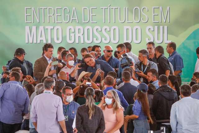 Para assentados, Bolsonaro diz que campo &ldquo;enfrentou&rdquo; covid sem parar