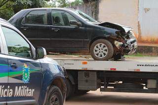 Fiat Palio envolvido no acidente foi guinchado e levado para a delegacia. (Foto: Marcos Maluf)