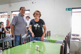 O casal Vilson e Isa, donos de churrascaria onde Bolsonaro almoçou, mostram a mesa usada por ele. (Foto: Henrique Kawaminami)