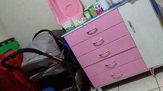 Cômoda rosa com produtos e uma banheira comprados e estão no quarto da bebê. (Foto: Arquivo pessoal)