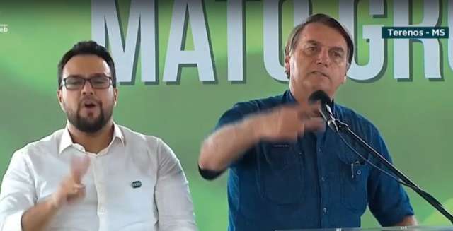 Quebrei a cara com o &ldquo;Perneta&rdquo;, ironiza Bolsonaro sobre ex-ministro da Sa&uacute;de