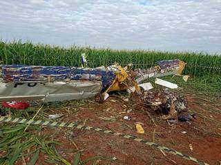 Parte da aeronave ficou &#34;esmagada&#34; com o impacto da colisão. (Foto: Sidney Assis)