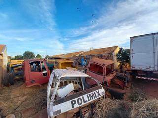 Carcaça dos caminhões abandonados na rua do Jardim Aero Rancho. (Foto: Direto das Ruas)
