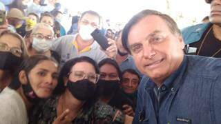 Em primeiro plano na foto, Bolsonaro com grupo de fãs em Terenos. (Foto: Direto das Ruas)