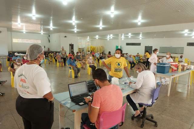 Conselheiros pagam multa em a&ccedil;&atilde;o por furar fila da vacina