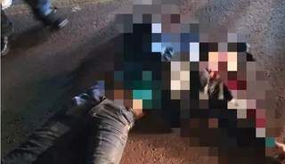Corpo da vítima estirado no asfalto. (Foto: Ponta Porã News)