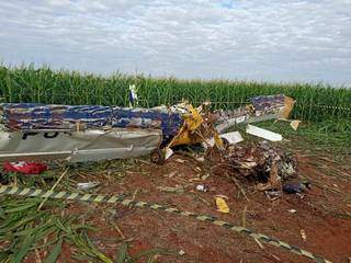 Parte da aeronave ficou &#34;esmagada&#34; com o impacto. (Foto: Sidney Assis)