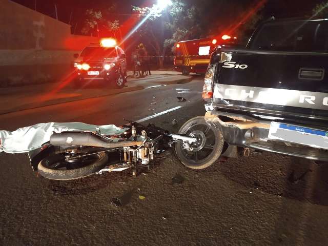 Motociclista morre ap&oacute;s bater na traseira de caminhonete no Tijuca 