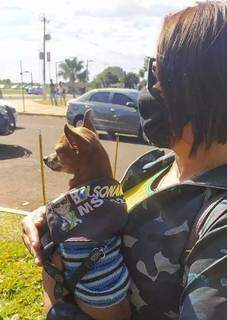 Cãozinho com homenagem a Bolsonaro nas costas. (Foto: Paula Maciulevícius)