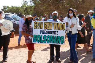 Faixa deseja boas-vindas para presidente Bolsonaro. (Foto: Henrique Kawaminami)