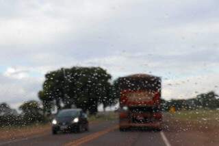 Chuva fraca também foi registrada no anel viário da Capital. (Foto: Henrique Kawaminami)