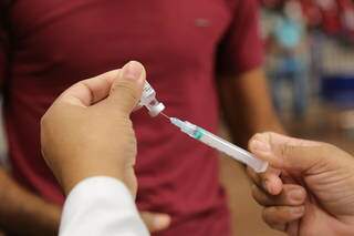 Aplicação da vacina contra covid-19 em Campo Grande (Foto: Kísie Ainoã)