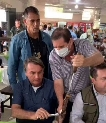 Bolsonaro almo&ccedil;a churrasco e volta a Bras&iacute;lia depois de 4 horas em MS