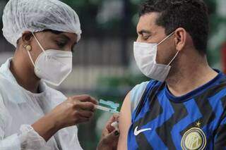 Homem é vacinado contra covid em Campo Grande (Foto: Marcos Maluf/Arquivo)