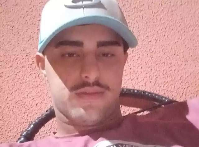 Fam&iacute;lia suspeita que jovem era perseguido antes de bater moto e morrer