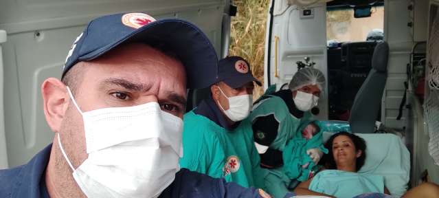 Fam&iacute;lia para ambul&acirc;ncia e por pouco beb&ecirc; n&atilde;o nasce em carro