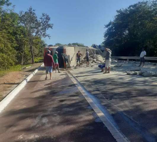 Carreta de cimento tomba e impede tr&acirc;nsito em trecho da BR-262