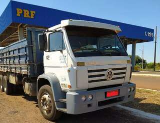 Caminhão que foi recuperado pela PRF de Mato Grosso do Sul. (Foto: Direto das Ruas) 